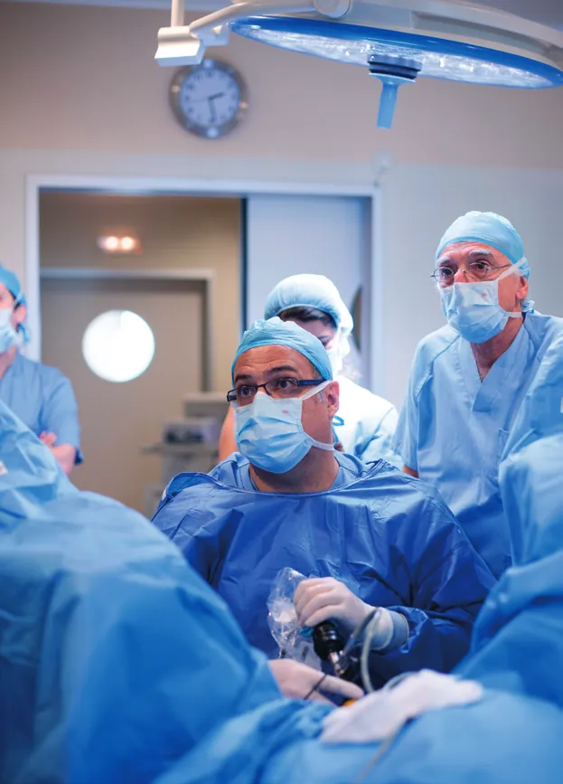 El doctor Gómez-Sancha en quirófano