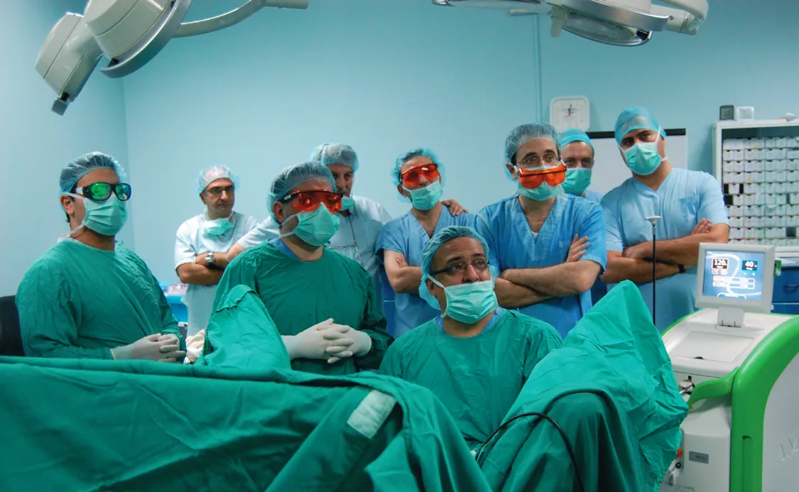Equipo quirúrgico en el quirófano